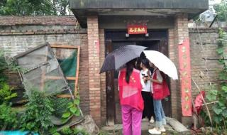 游客爬华山遇暴雨