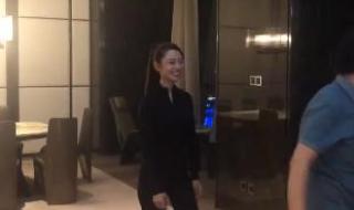 吉娜抱起150斤的郎朗