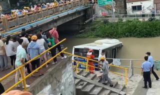 上海一公交失控坠河