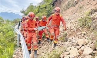 搜救现场消防员受伤